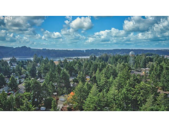 2184 13TH St, Florence, OR 97439