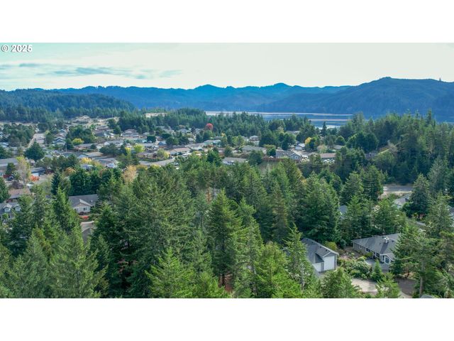 2184 13TH St, Florence, OR 97439