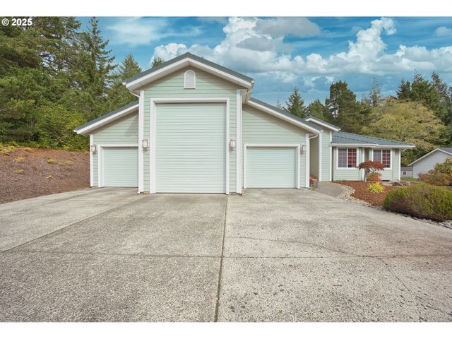 2184 13TH St, Florence, OR 97439