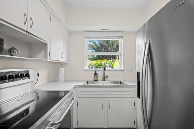 15 N Swinton Circle, Delray Beach, FL 33444