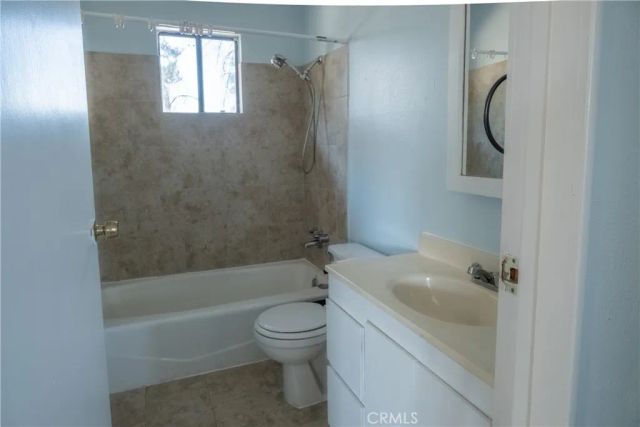 11631 Whitehaven, Oak Hills, CA 92344