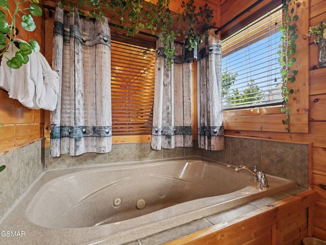 2823 White Oak Ridge Ln, Sevierville, TN 37862