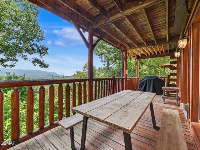 2823 White Oak Ridge Ln, Sevierville, TN 37862
