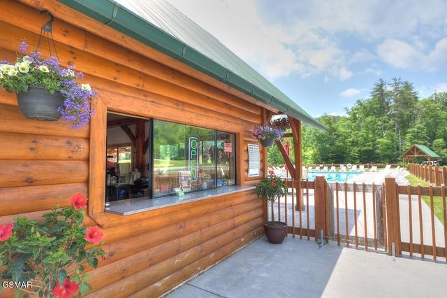 2823 White Oak Ridge Ln, Sevierville, TN 37862
