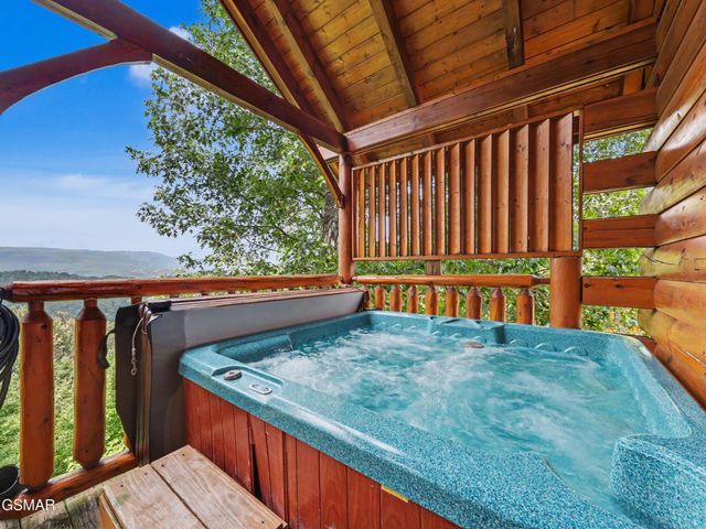 2823 White Oak Ridge Ln, Sevierville, TN 37862