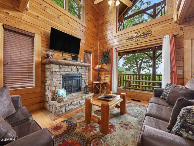 2823 White Oak Ridge Ln, Sevierville, TN 37862