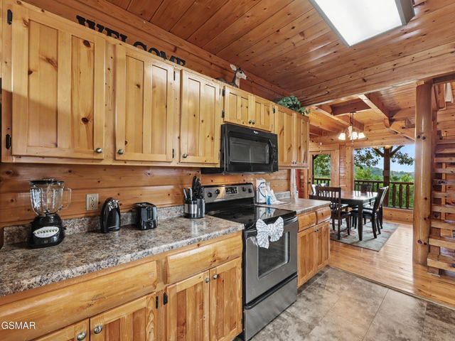 2823 White Oak Ridge Ln, Sevierville, TN 37862