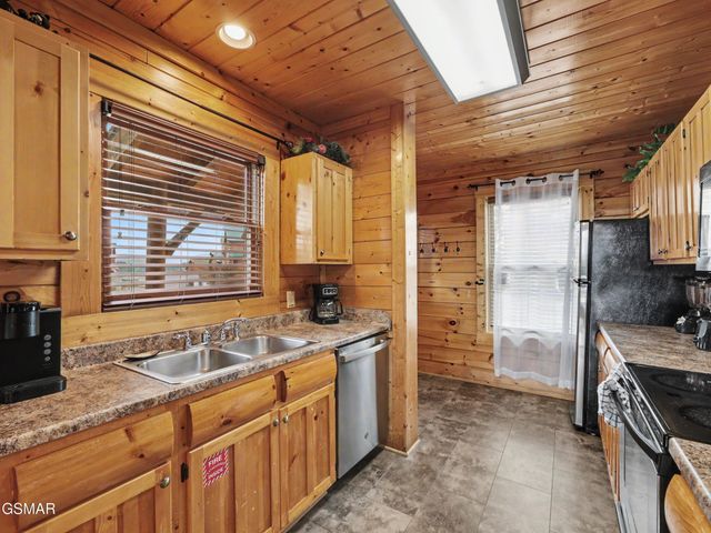 2823 White Oak Ridge Ln, Sevierville, TN 37862