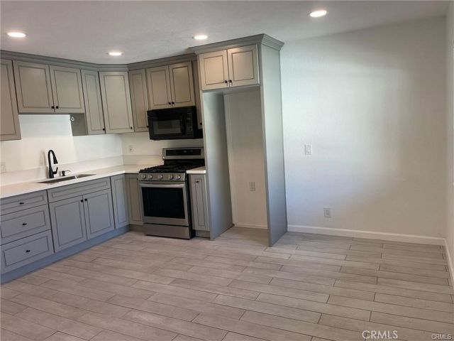 10037 Samoa Avenue 11, Tujunga, CA 91042