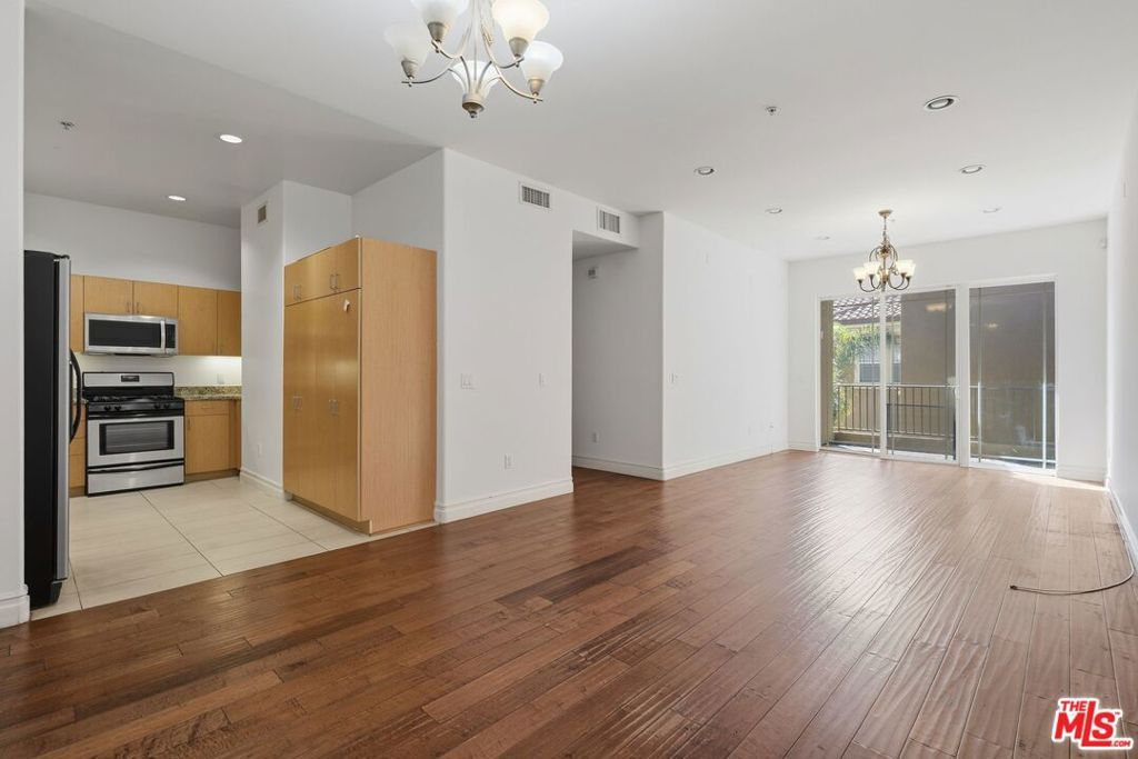 917 S New Hampshire Avenue 414, Los Angeles, CA 90006 — photo 2