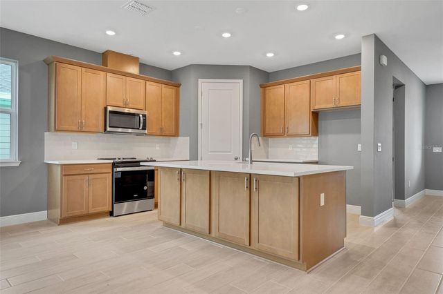 985 FIESTA KEY CIRCLE, Lady Lake, FL 32159