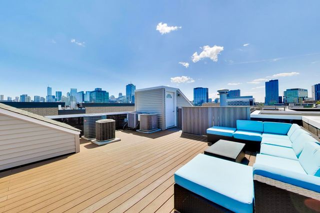 1353 W Grand Avenue 2, Chicago, IL 60642