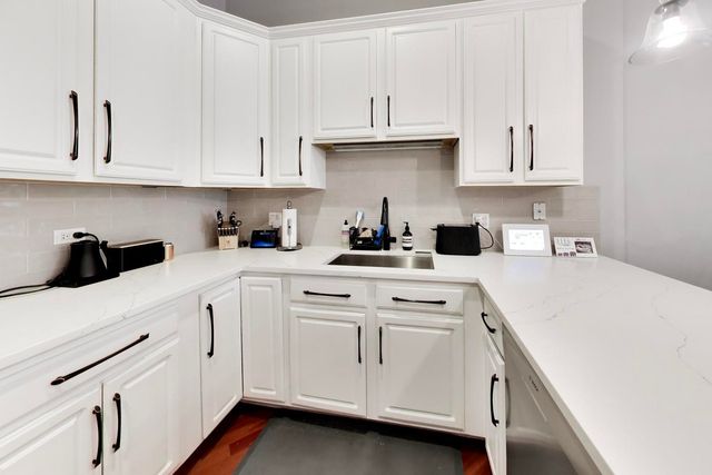 1353 W Grand Avenue 2, Chicago, IL 60642