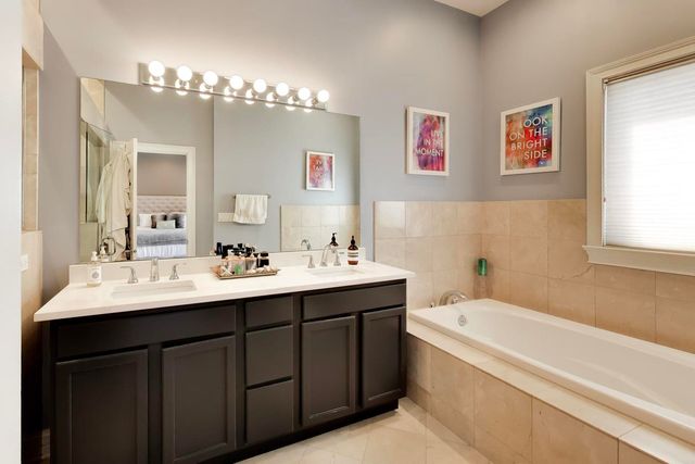 1353 W Grand Avenue 2, Chicago, IL 60642
