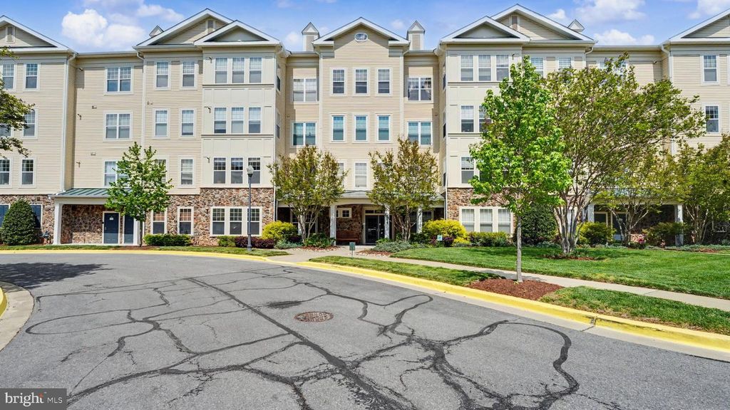 Image 1 of property listing at 311 HIGH GABLES DR #106, Gaithersburg, MD 20878