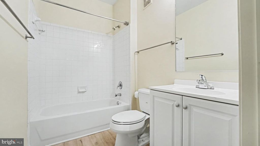 Image 15 of property listing at 311 HIGH GABLES DR #106, Gaithersburg, MD 20878