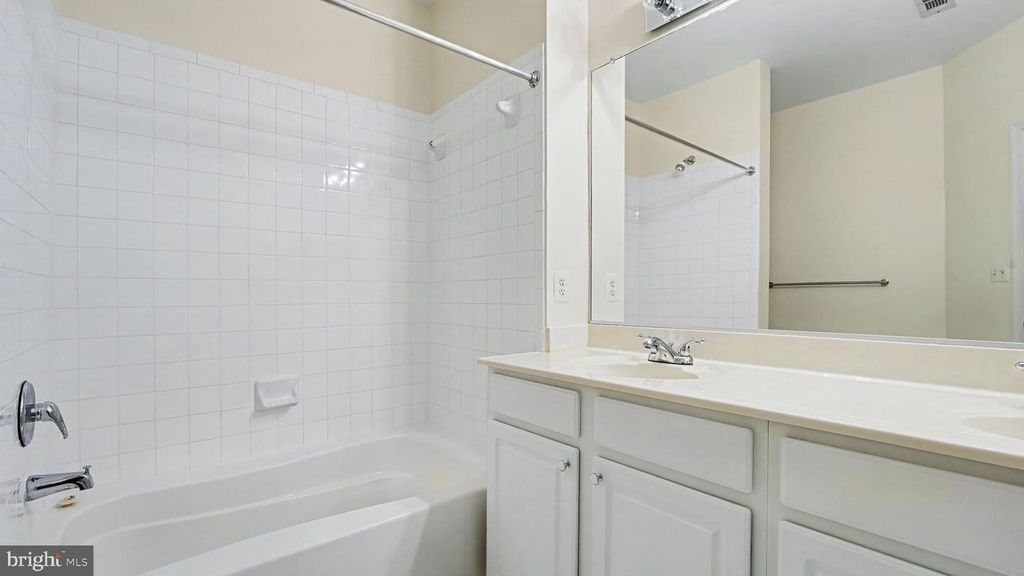 Image 18 of property listing at 311 HIGH GABLES DR #106, Gaithersburg, MD 20878