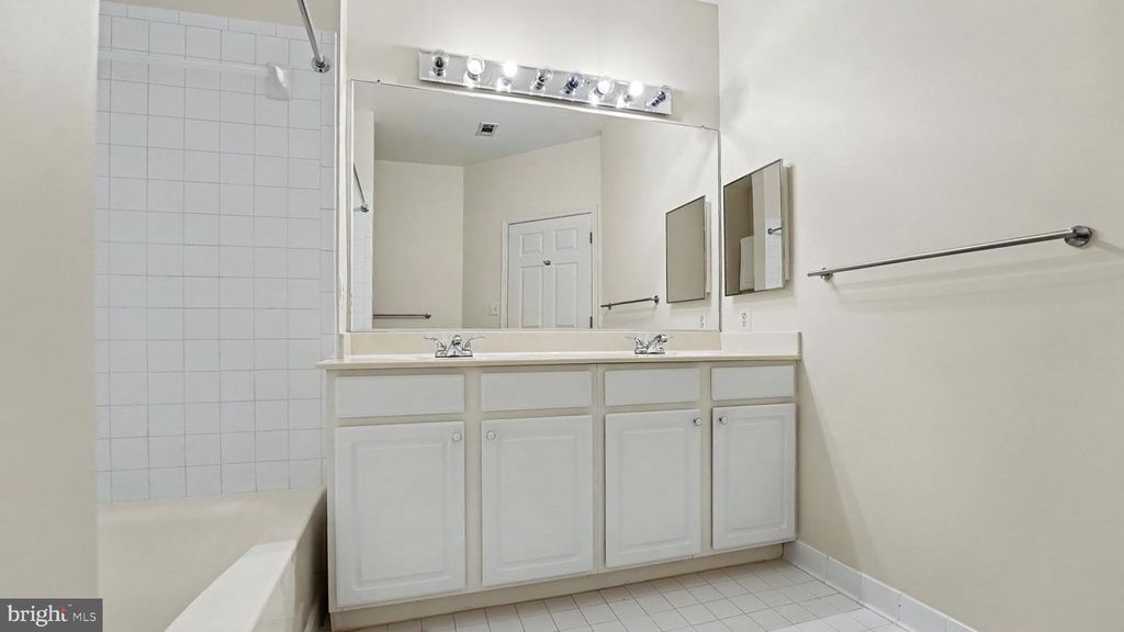 Image 19 of property listing at 311 HIGH GABLES DR #106, Gaithersburg, MD 20878