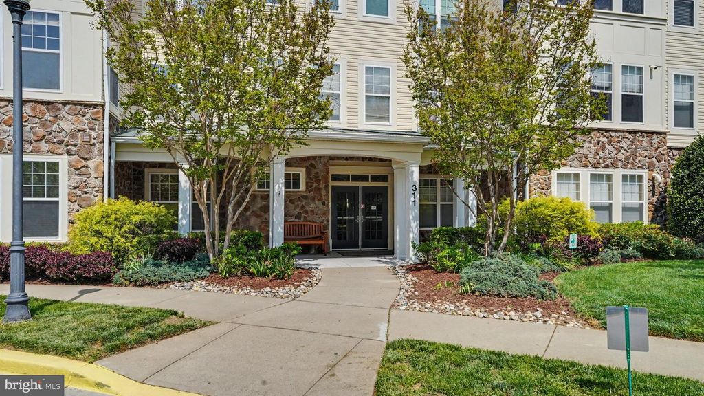 Image 2 of property listing at 311 HIGH GABLES DR #106, Gaithersburg, MD 20878