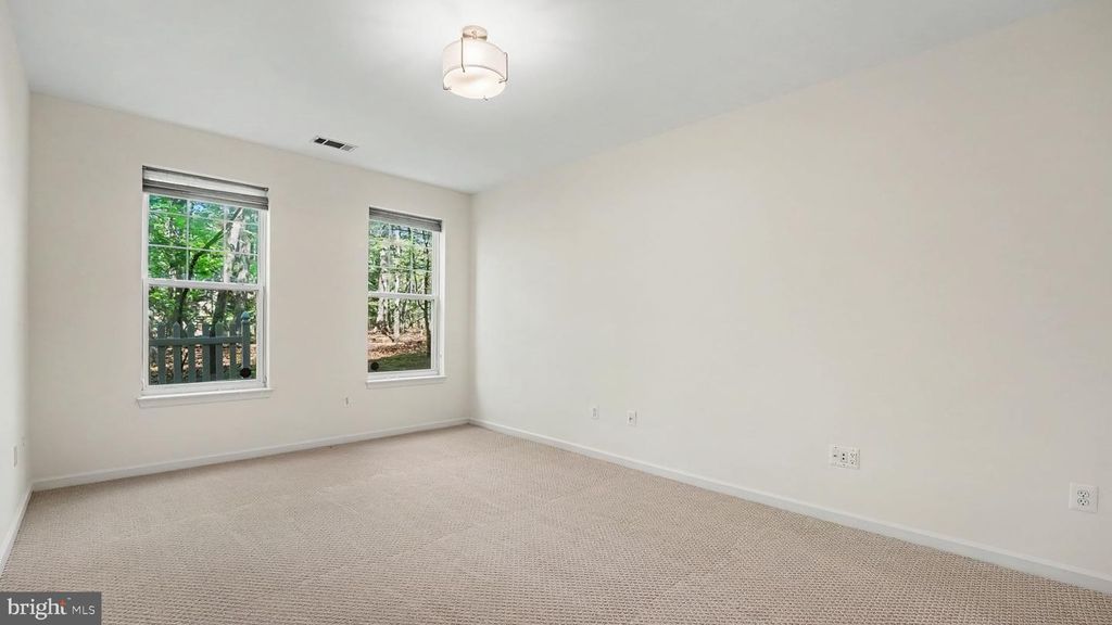 Image 20 of property listing at 311 HIGH GABLES DR #106, Gaithersburg, MD 20878