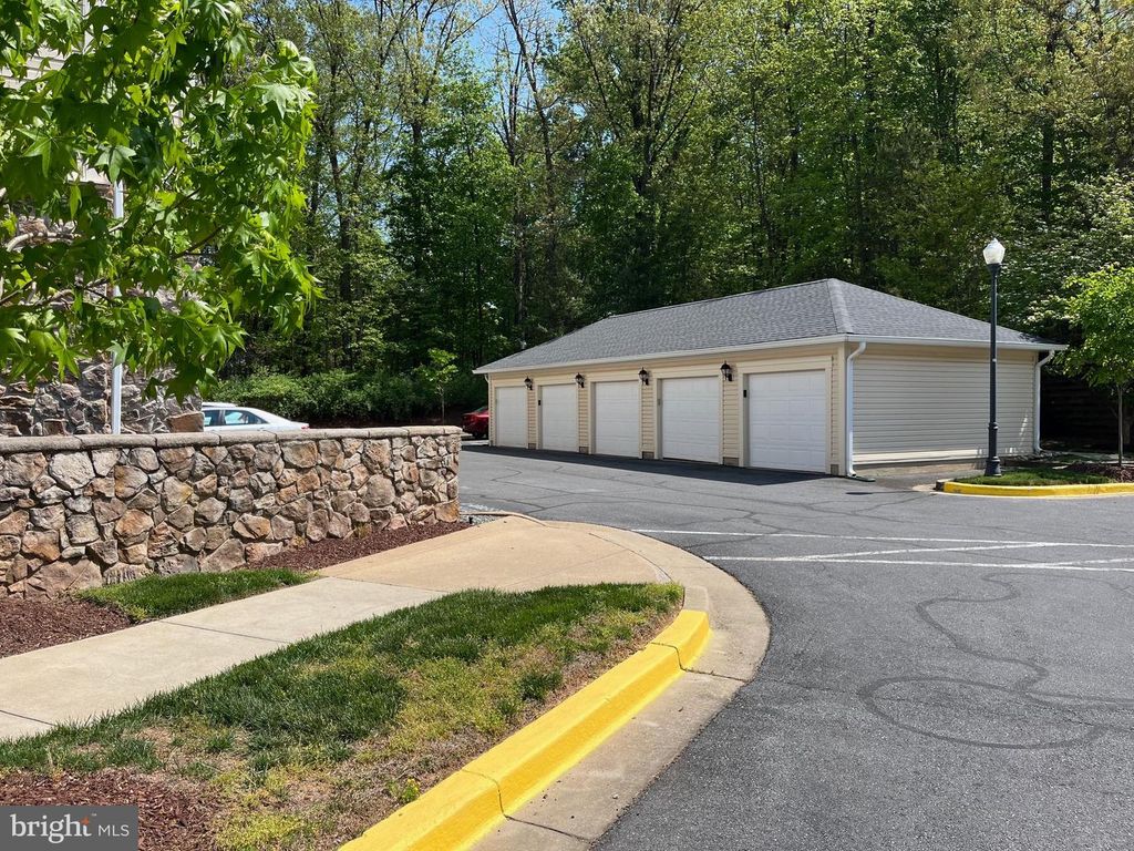 Image 27 of property listing at 311 HIGH GABLES DR #106, Gaithersburg, MD 20878