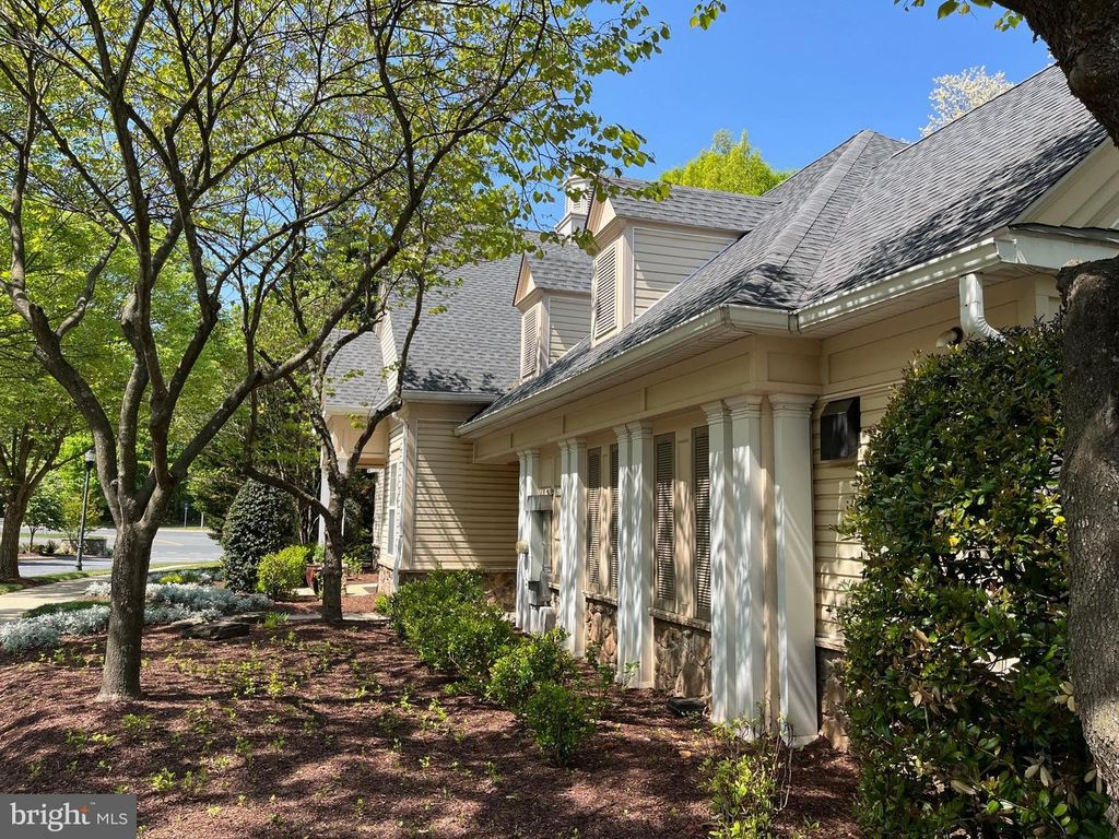 Image 29 of property listing at 311 HIGH GABLES DR #106, Gaithersburg, MD 20878