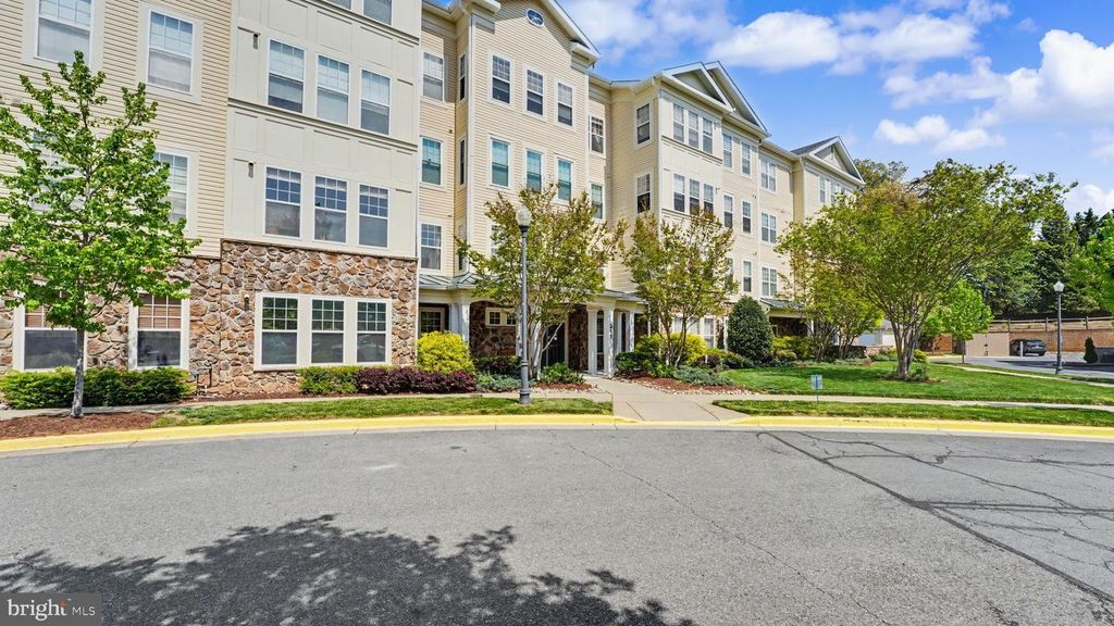 Image 3 of property listing at 311 HIGH GABLES DR #106, Gaithersburg, MD 20878
