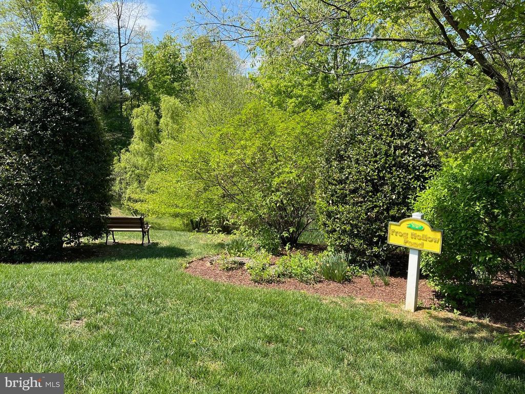 Image 31 of property listing at 311 HIGH GABLES DR #106, Gaithersburg, MD 20878