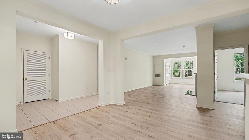 Image 8 of property listing at 311 HIGH GABLES DR #106, Gaithersburg, MD 20878