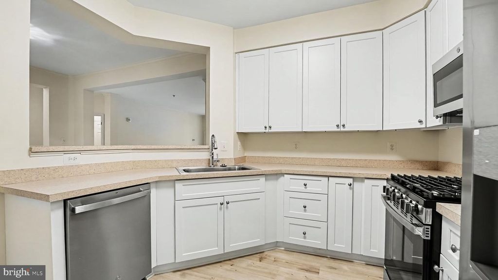 Image 9 of property listing at 311 HIGH GABLES DR #106, Gaithersburg, MD 20878