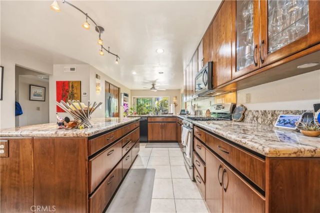 6975 Camino Amero, San Diego, CA 92111