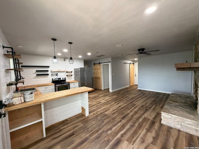 360 WIND CREST DR, Canyon Lake, TX 78133