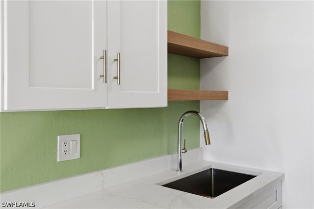 4607 Bayshore DR K5, Naples, FL 34112