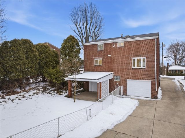 748 Macbeth Dr, Penn Hills, PA 15235