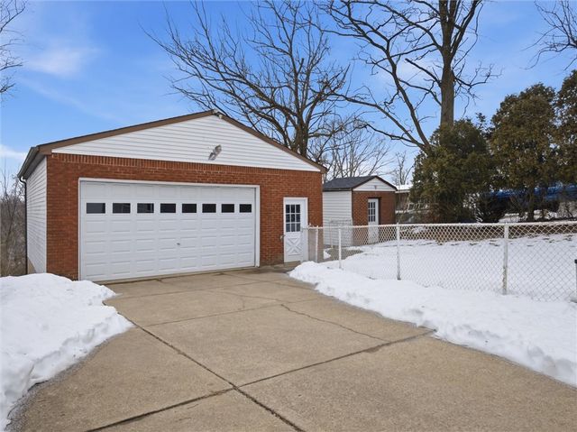 748 Macbeth Dr, Penn Hills, PA 15235