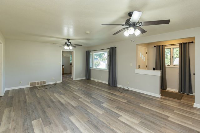 1820 W 3rd Street, Perry, IA 50220