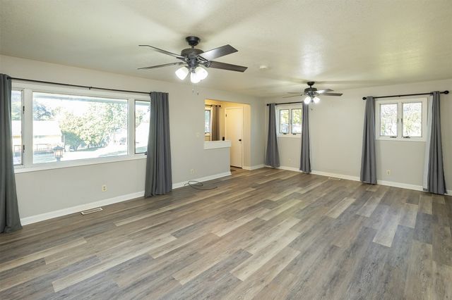 1820 W 3rd Street, Perry, IA 50220