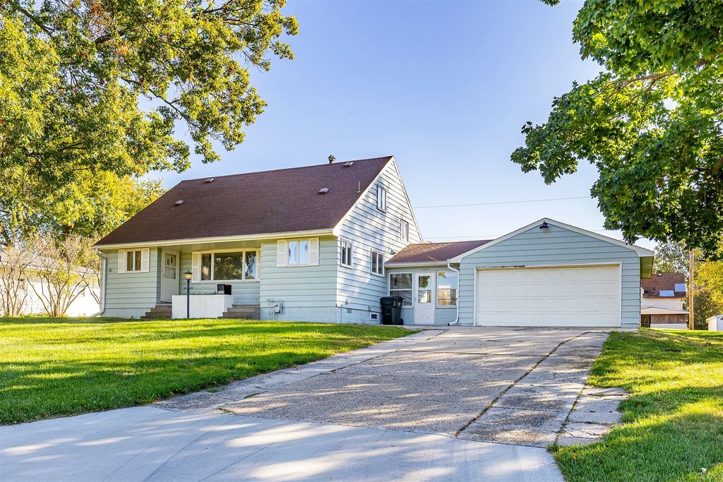 1820 W 3rd Street, Perry, IA 50220