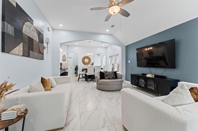 822 Green Pines Forest, Houston, TX 77067