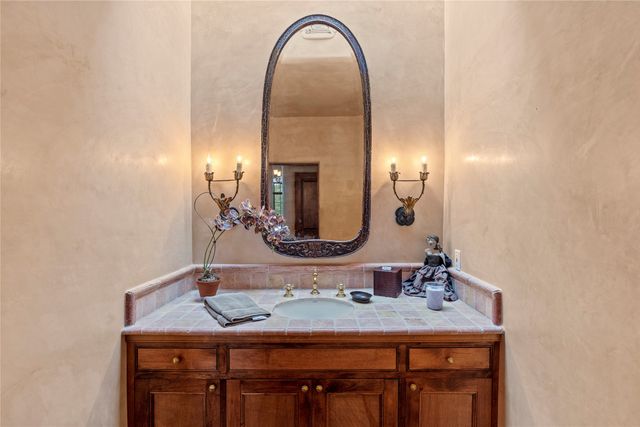 8 Vista Tesuque, Santa Fe, NM 87506