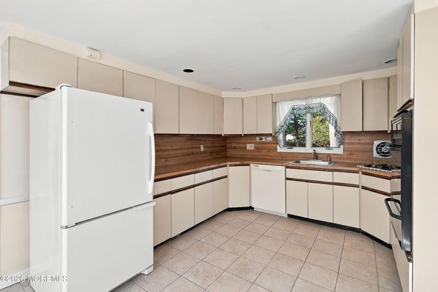 135 Crawfords Corner Road, Holmdel, NJ 07733