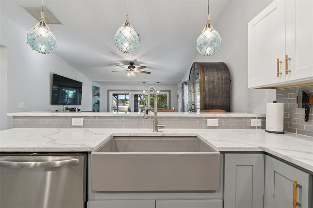 292 SUNLIT COVE DRIVE NE, St Petersburg, FL 33702