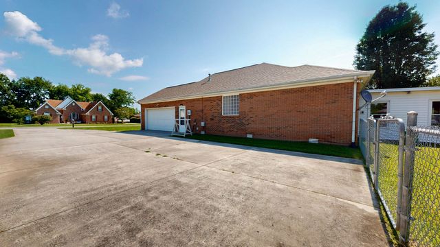 121 Regalwood Dr, Manchester, TN 37355
