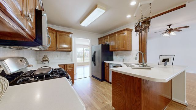 121 Regalwood Dr, Manchester, TN 37355