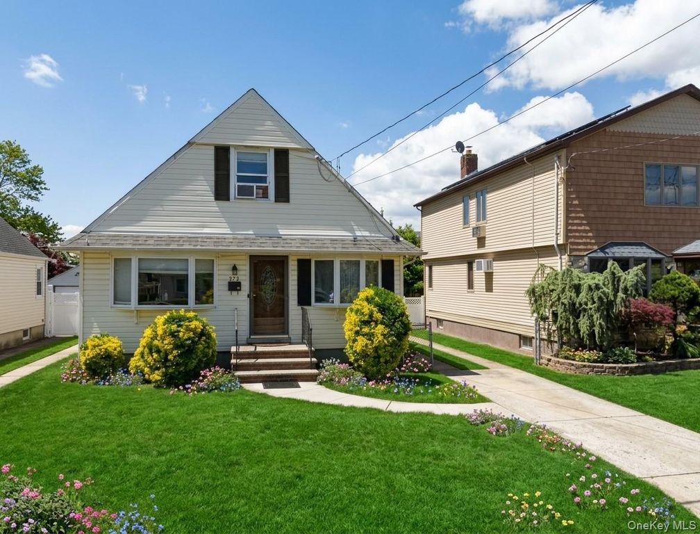 573 Lakeville Road, New Hyde Park, NY 11040 — exterior