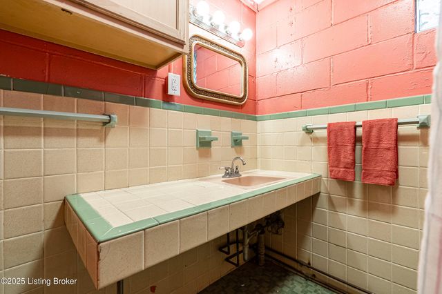 1524 Riverside Dr, Prospect, KY 40059