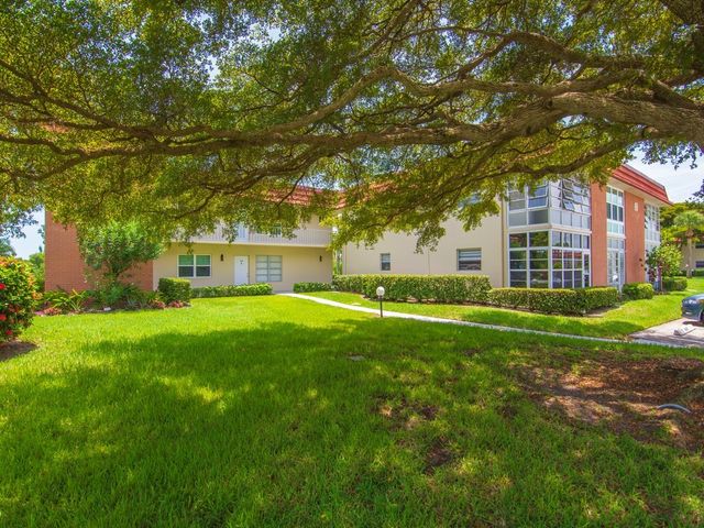 69 Royal Oak Court 105, Vero Beach, FL 32962