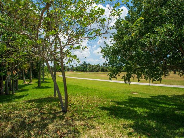 69 Royal Oak Court 105, Vero Beach, FL 32962