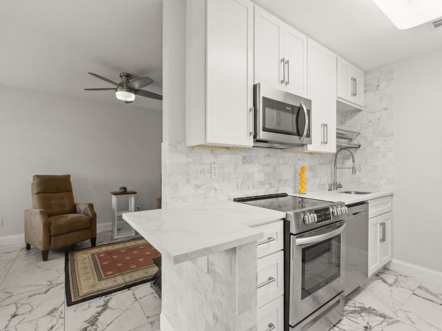 69 Royal Oak Court 105, Vero Beach, FL 32962