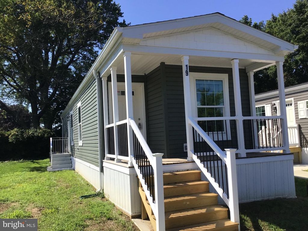 19 KENNEDY DR, FAIRLESS HILLS, PA 19030 — exterior